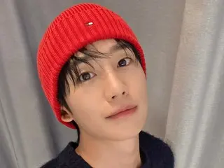 Aktor Jung HaeIn memamerkan penampilan mudanya dengan topi rajut merah