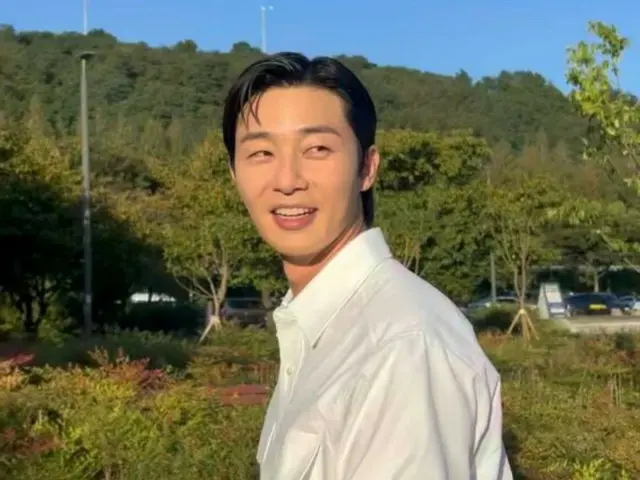 Senyum Park Seo Jun yang menyegarkan dan langit biru yang mempesona... Adegan syuting yang menyenangkan terungkap