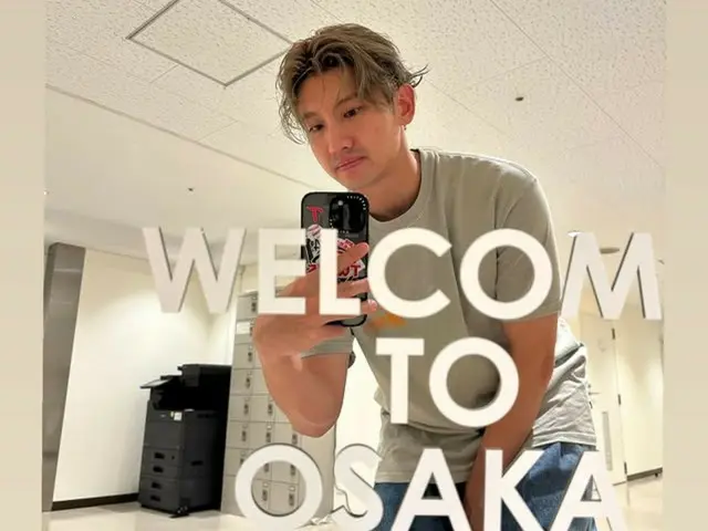 Changmin TVXQ menyapa penggemar setelah hari pertama konser solonya di Osaka
