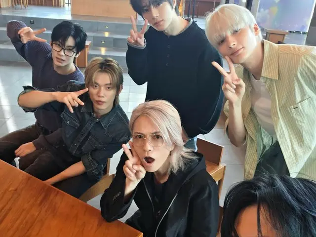 "TOMORROW X TOGETHER" dan "L'Arc~en~Ciel" membuat tanda perdamaian bersama HYDE!