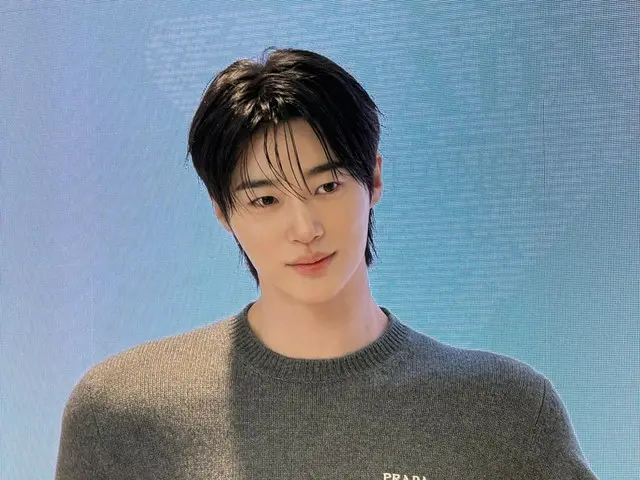 Byeon WooSeok memamerkan gayanya yang memukau di sebuah acara merek mewah