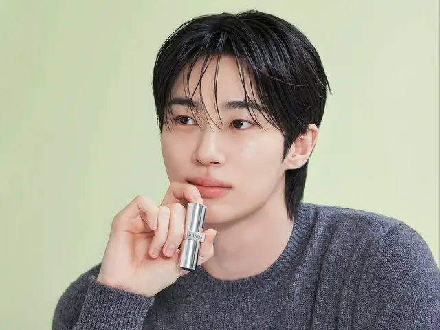 Aktor Byeon WooSeok menjadi duta baru Prada Beauty... Rekaman di balik layar dari acara peluncuran "Banana Lip Balm" juga terungkap