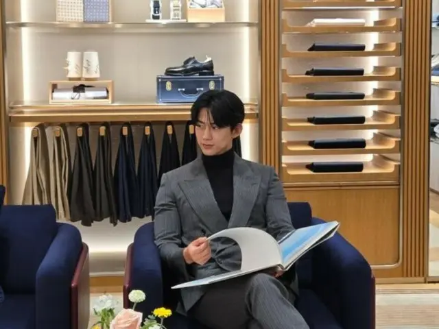 Tacyeon 2PM menunjukkan gaya jasnya yang keren... Dia tampil memukau dengan merek-merek mewah