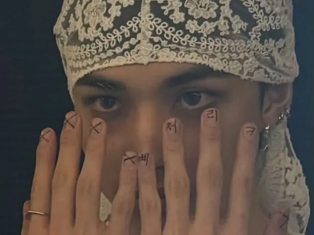 Hyun Jin Stray Kids mengunggah berbagai visual dari tahun ini, mulai dari rambut hitam pendek hingga rambut merah yang dicukur