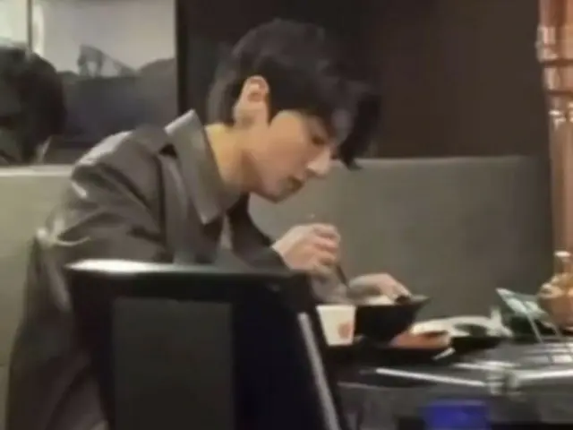 JUNG KOOK BTS, terlihat makan sendirian di restoran yakiniku, menjadi topik hangat... Bintang dunia yang ramah