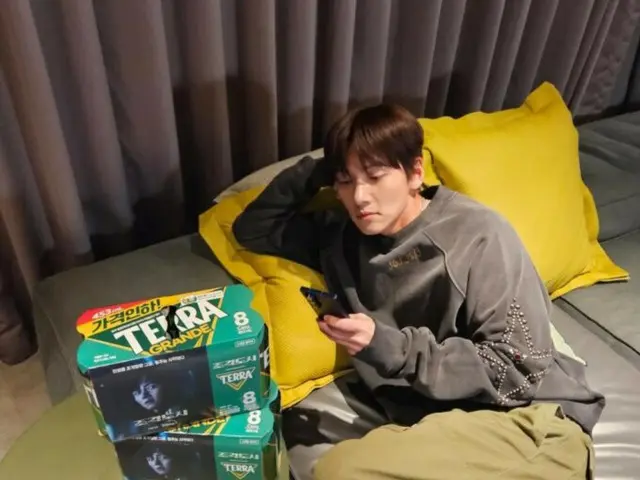 Ji Chang Wook tampak gembira minum bir... Tak sabar menantikan perilisan "Fabricated City" dan acara pop-up!