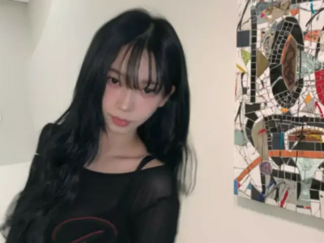 Karina "aespa" memancarkan kecantikan murni saat ia turun dari panggung... "Garis décolleté yang indah"