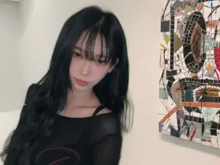 Karina "aespa" memancarkan kecantikan murni saat ia turun dari panggung... "Garis décolleté yang indah"