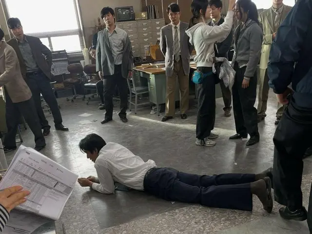 Aktor Lee Min-ho berbaring tengkurap di lokasi syuting... Woo Do-Hwan mendorongnya untuk "bangun"