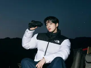 Cha Eun Woo ASTRO melengkapi penampilan musim dinginnya yang stylish dengan jaket bulu angsa