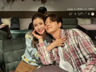 Lee Da Hae dan SE7EN menempelkan wajah mereka untuk memancarkan aura bahagia... "Ini pasangan yang sempurna"