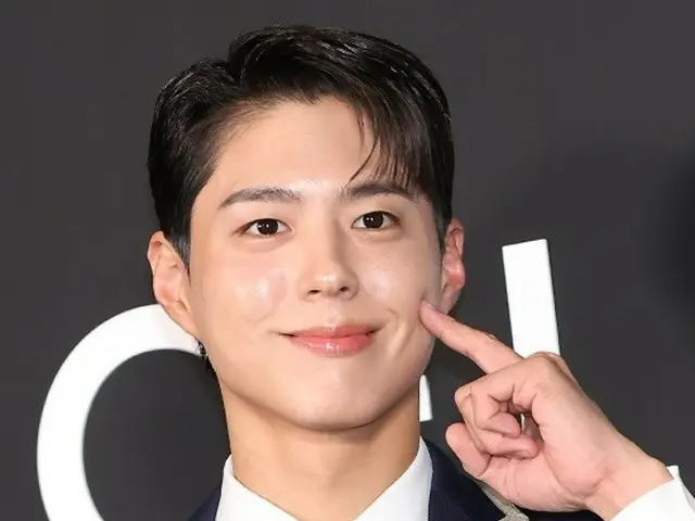 Penyanyi RUI (Lee Seung-chul) memamerkan persahabatannya dengan Park Bo-gum... Ia mengajak Park Bo-gum untuk membintangi musikal peringatan 40 tahun... (Rooftop Problem Children)