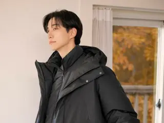 Lee Junho 2PM memancarkan pesona dewasa dalam busana serba hitam yang sederhana