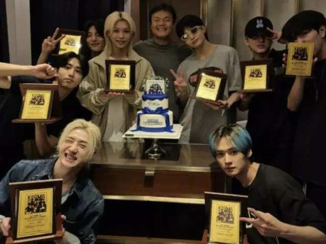 Stray Kids membanggakan uang yang mereka terima dari JY Park... "Mereka akan bangga selamanya"