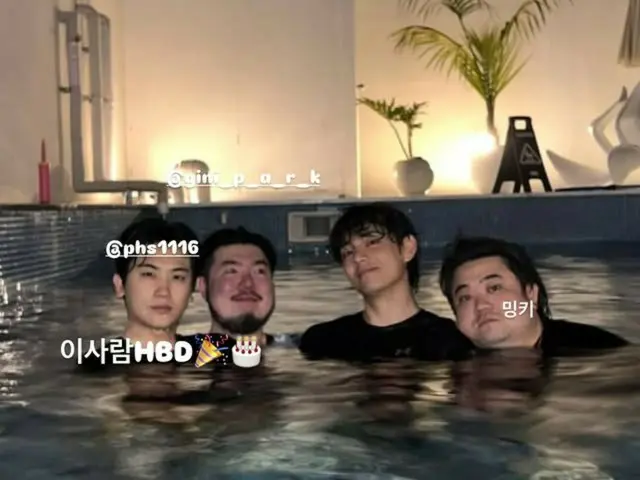 V BTS merayakan ulang tahunnya dengan mengunggah foto dirinya dan Park Hyung Sik di kolam renang... "Orang ini HBD"