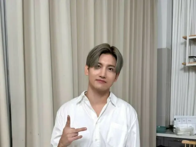 Changmin TVXQ tampak hebat dalam balutan kemeja putih... Dia telah meluncurkan saluran YouTube-nya sendiri (video disertakan)