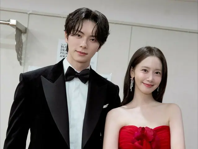 Bintang "Tyrant Chef" Yoona (Girls' Generation) dan Lee Chaemin bersatu kembali di Blue Dragon Film Awards, membuat penggemar menjadi heboh