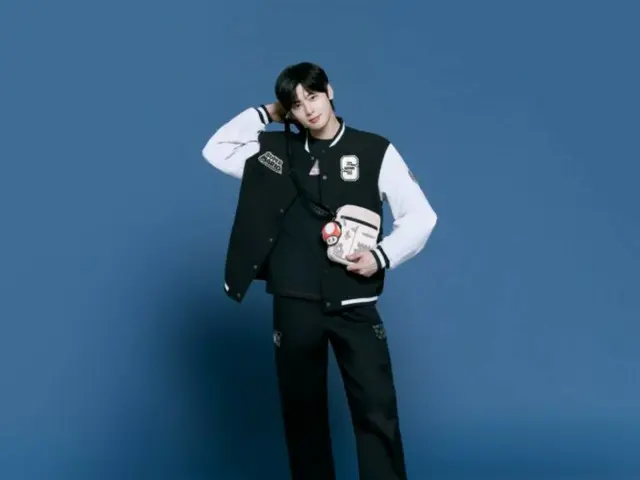 Cha Eun Woo ASTRO tampil modis dengan jaket stadion... Kecantikannya yang sempurna membuatnya tampak seperti gambar hanya dengan berdiri di sana