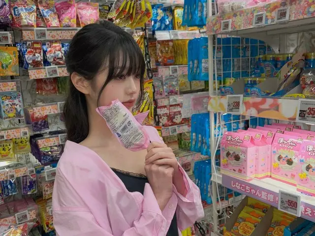 Jang Won Young dari IVE merilis foto-foto di balik layar dari waktunya di Jepang, termasuk berbelanja di Don Quijote