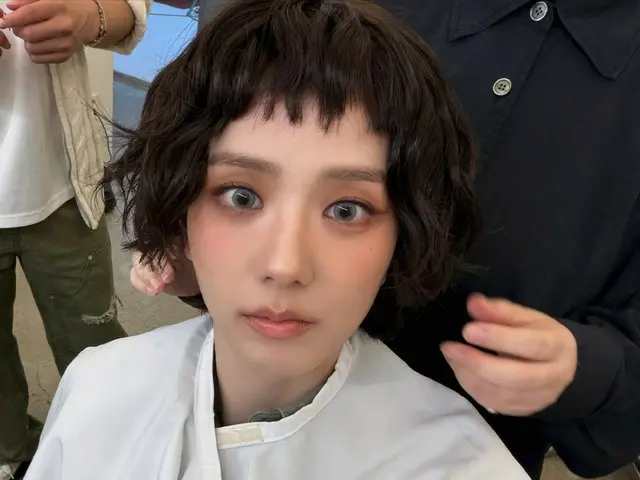 Jisoo BLACKPINK mengungkapkan foto-foto di balik layar rambut dan riasannya yang luar biasa
