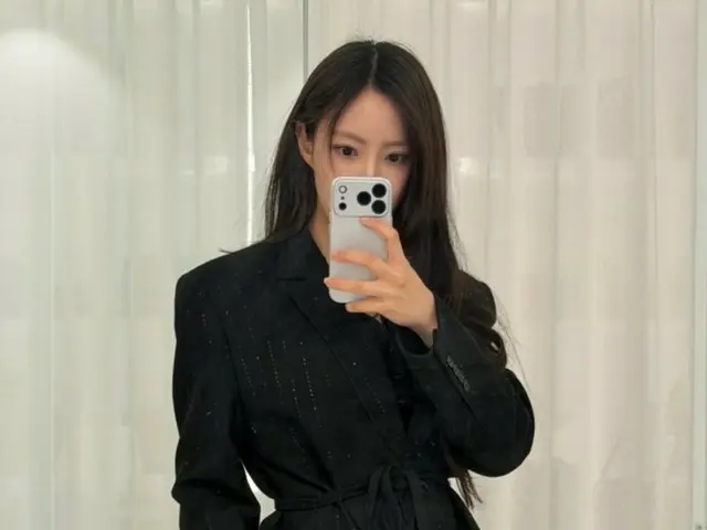 Hyomin T-ARA mengagumi gaun putih bersih Eun Jung, dan berkata, "Adikku sangat cantik."
