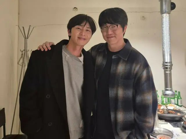 Penyanyi Sung Si Kyung menyanyikan OST untuk "Tomorrow Will Be Different" atas permintaan aktor Park Seo Jun... Foto mereka berdua terungkap