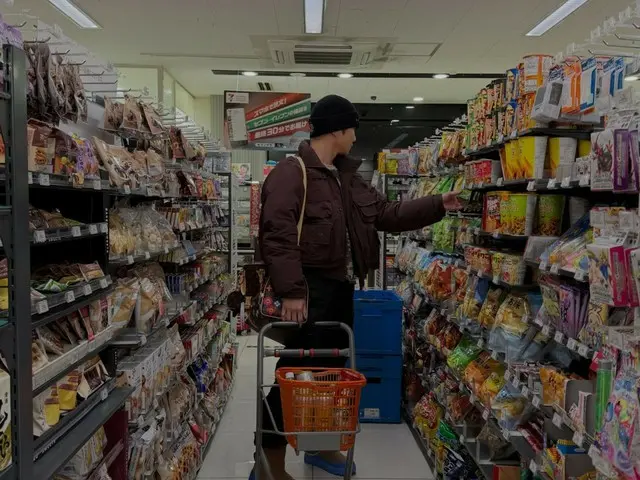 KEY SHINee menjadi tren saat ia menggunakan kereta belanja di sebuah toko swalayan Jepang