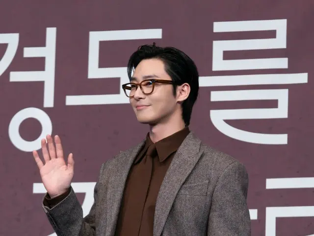 Park Seo Jun menarik perhatian dengan setelan jasnya yang elegan... Kembalinya raja lokal!