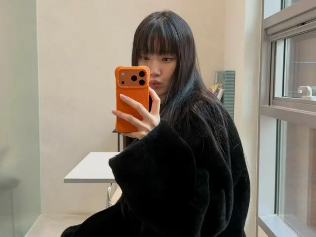 Penampilan aktris Mun Kayoung yang imut bak boneka dengan poninya yang dipotong pendek