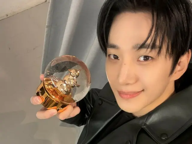 Junho 2PM tampak gembira menyambut musim dingin dengan jaket kulit... "Natal hampir tiba!"