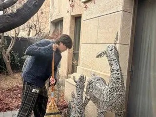 Jang Keun Suk terlihat seperti seorang pangeran bahkan saat sedang membersihkan... Aku ingin menjadi daun kering di punggungnya.