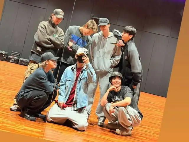 V BTS merilis foto grup di ruang latihan... ekspektasi untuk comeback mereka semakin tinggi!