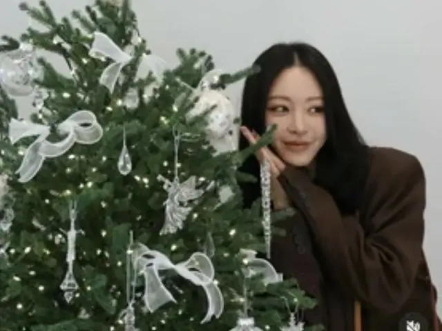 Han Ye Seul memamerkan busana akhir tahun yang modis... Gayanya yang sempurna, yang sesuai dengan seorang mantan model, sungguh memanjakan mata.