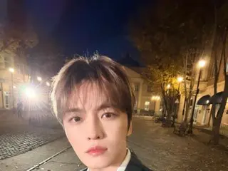 J-JUN mengenakan setelan hitam di malam hari... romantis dan menawan.