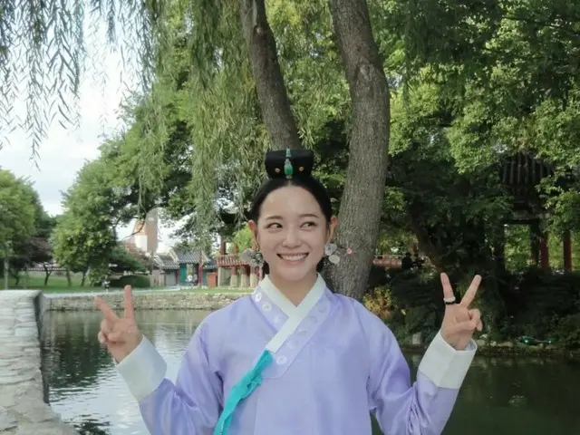 Kim Sejeong mengungkap cuplikan di balik layar dari drama tersebut... Hanbok juga cocok untuknya.