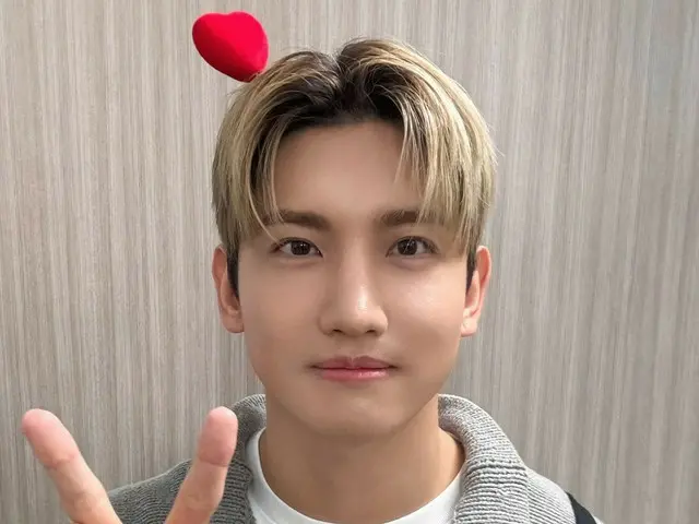 Changmin "TVXQ", tanda perdamaian yang imut dengan gambar hati di kepalanya.