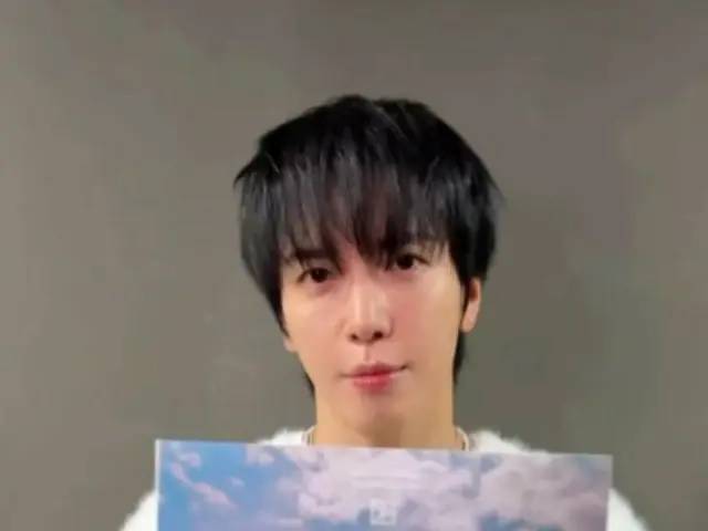 Jung Yong Hwa dari CNBLUE terlihat imut memamerkan LP-nya! (Video disertakan)