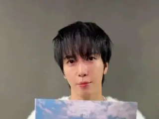 Jung Yong Hwa dari CNBLUE terlihat imut memamerkan LP-nya! (Video disertakan)