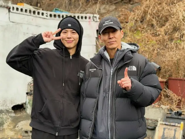 Aktor Park Bo-Gum dan Seong tersenyum saat mereka menjadi sukarelawan untuk membuat briket arang.